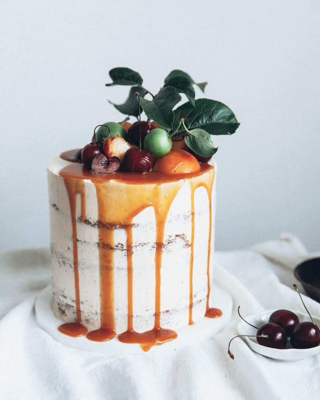 Linda Lomelinoのインスタグラム：「Brown butter chocolate chip cake with bourbon caramel frosting 🥃 Recipe is linked in my profile!」