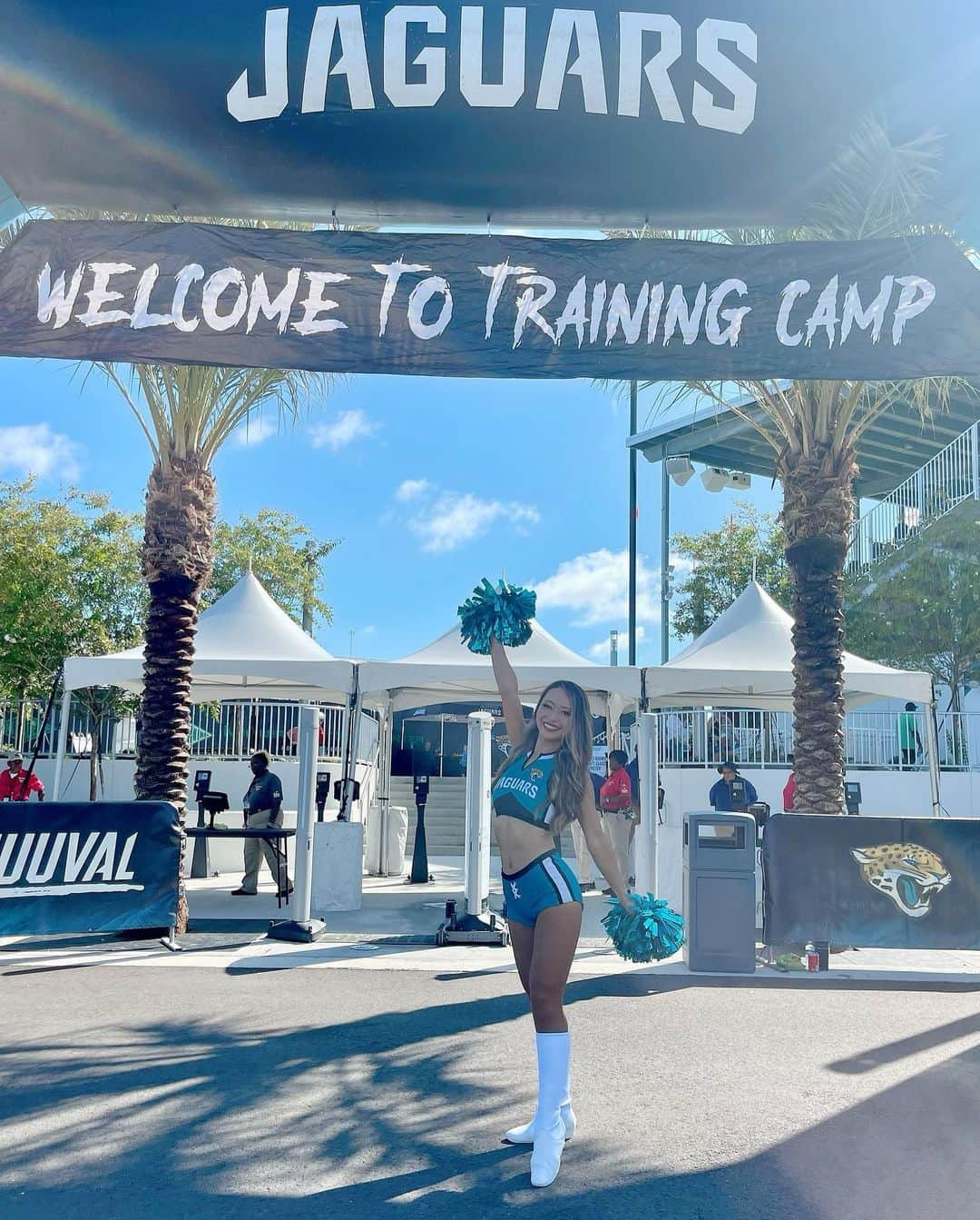 本田景子のインスタグラム：「49 days until home opener!!🏈🔥  One of my favorite appearance!!😍 So happy to see lots of fan's smiling face!!😃  Go! Jags!!🐆🩵  It's my last training camp appearance... I want lots of pictures this year!!😂  @jaguars @roarofthejags @millerelectricco   最後のトレーニングキャンプ、色々写真撮ってもらいました！🥰  #theroarofthejags #nflcheerleaders #florida #jacksonville #nfl #jaguars #duuuval #アメリカ生活 #nfl #本田景子 #チアリーダー #ジャクソンビル #フロリダ #trainingcamp」