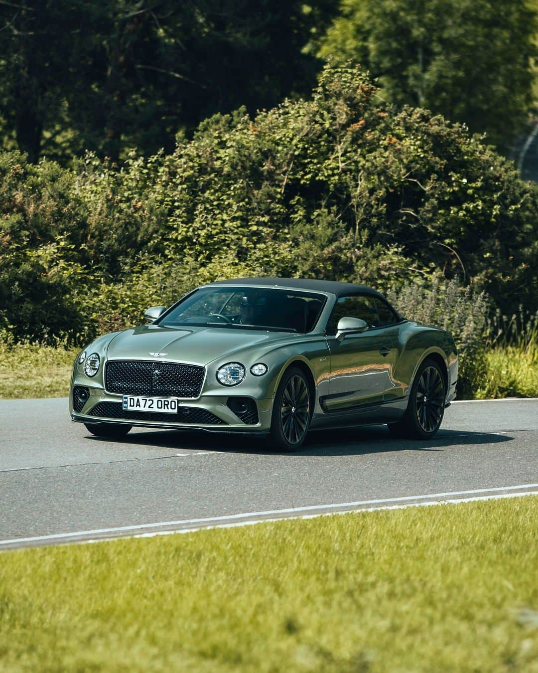 ベントレーさんのインスタグラム写真 - (ベントレーInstagram)「Exhilaration at its best. Our guests took to Millbrook Proving Ground experiencing a high speed bowl, a straight mile, an alpine route and some of the best off-roading available in the UK. _ All vehicles shown WLTP drive cycle: fuel consumption, mpg (l/100km) – Combined 20.0-22.2 (12.7-14.1). Combined CO₂ Emissions – 288-320 g/km.  #Bentley #Bentayga #GTC #FlyingSpur」7月30日 2時00分 - bentleymotors