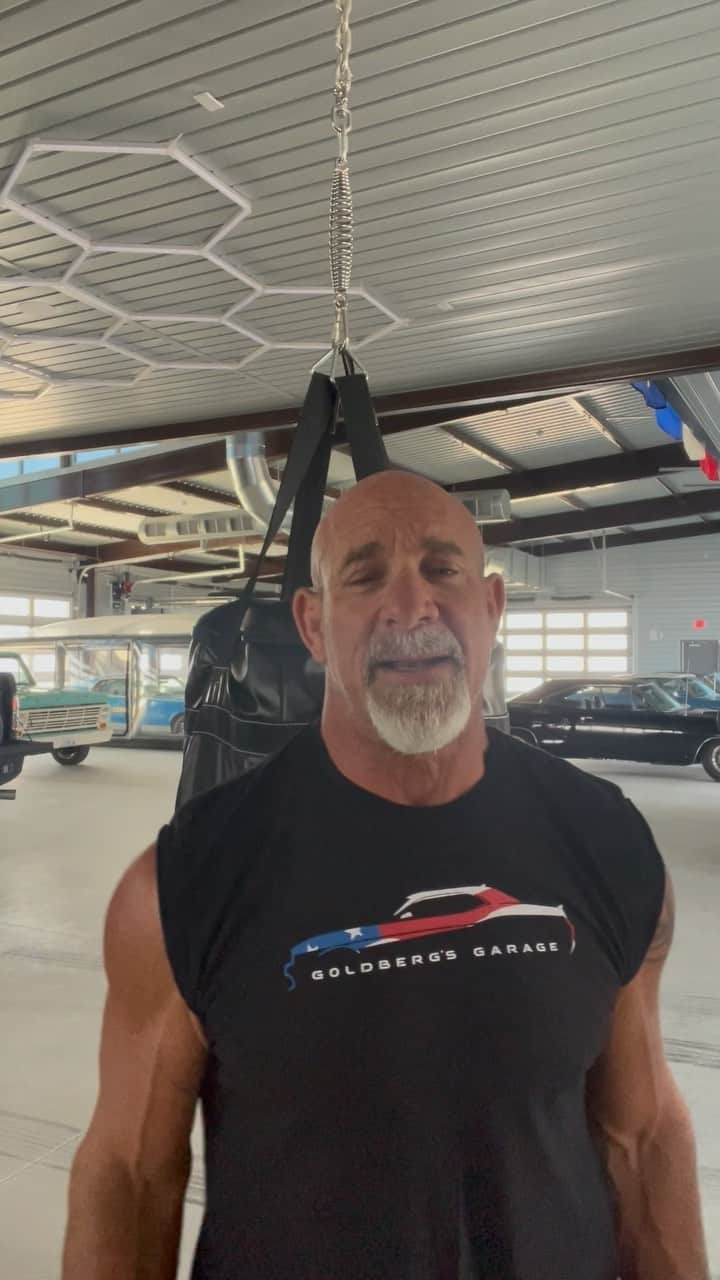 ビル・ゴールドバーグのインスタグラム：「Let’s go!!!!!! #boxing #mma #goldbergsgarage #money #cash」