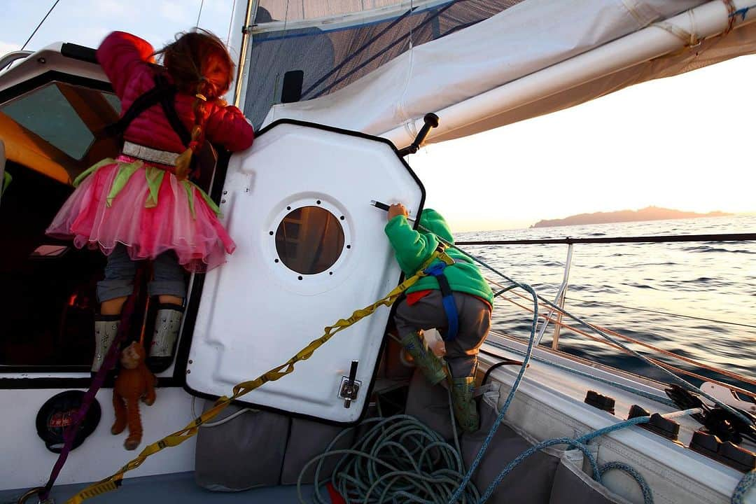 patagoniaさんのインスタグラム写真 - (patagoniaInstagram)「“Being on the water has given me a unique perspective on the value of time, personal consumption, and how little you really need to raise strong, healthy, confident kids. As a photographer, I’ve found that no matter where we are, every single day there is always some form of beauty to be found through the lens, whether it’s on an intimate level between your immediate family or out there in some wild, amazing place.”   Somira Sao (@somirasao) is a Cambodian refugee, professional photographer, writer, wife, and mother of six children who has circumnavigated the world by sailboat.    Read about her family's sailboat adventures through link in bio.」7月30日 2時14分 - patagonia