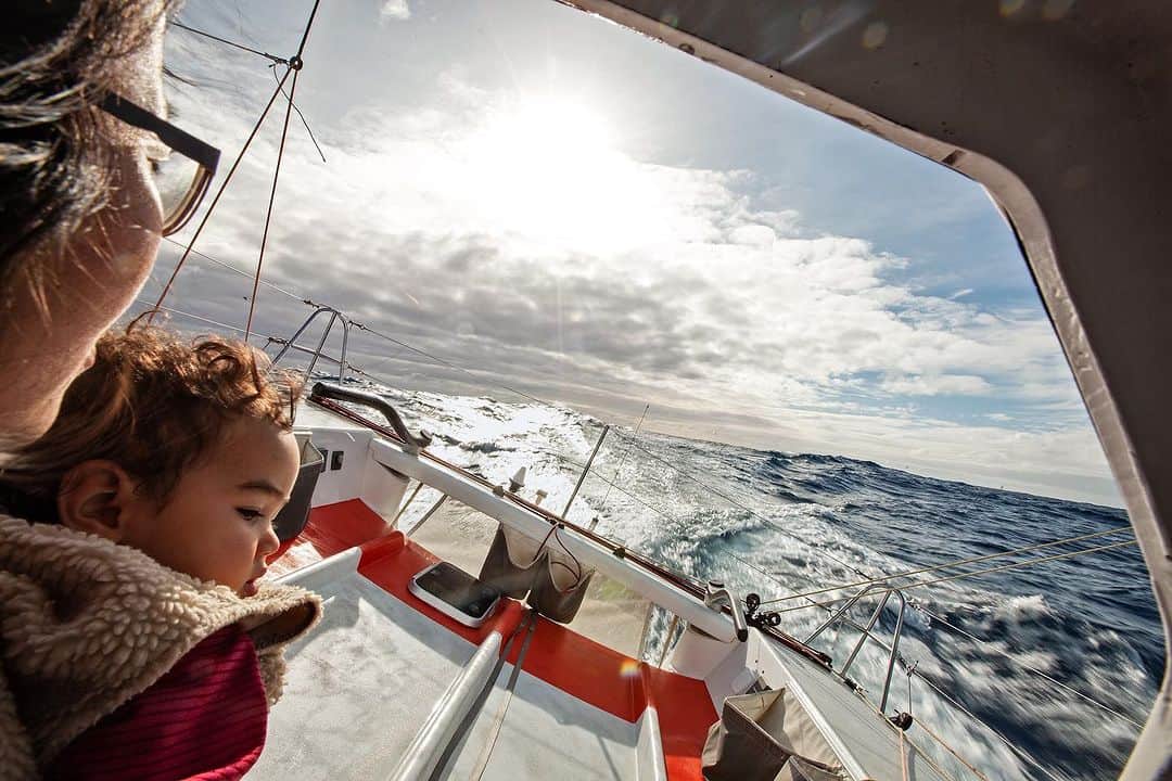 patagoniaさんのインスタグラム写真 - (patagoniaInstagram)「“Being on the water has given me a unique perspective on the value of time, personal consumption, and how little you really need to raise strong, healthy, confident kids. As a photographer, I’ve found that no matter where we are, every single day there is always some form of beauty to be found through the lens, whether it’s on an intimate level between your immediate family or out there in some wild, amazing place.”   Somira Sao (@somirasao) is a Cambodian refugee, professional photographer, writer, wife, and mother of six children who has circumnavigated the world by sailboat.    Read about her family's sailboat adventures through link in bio.」7月30日 2時14分 - patagonia