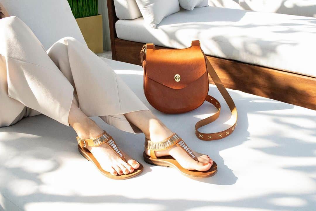 キャリーンコルデロのインスタグラム：「Cleo Sandals for your ultimate summer scape! 🧡  #summervibes #summersandals #summerstyle #losangeles #sandals」