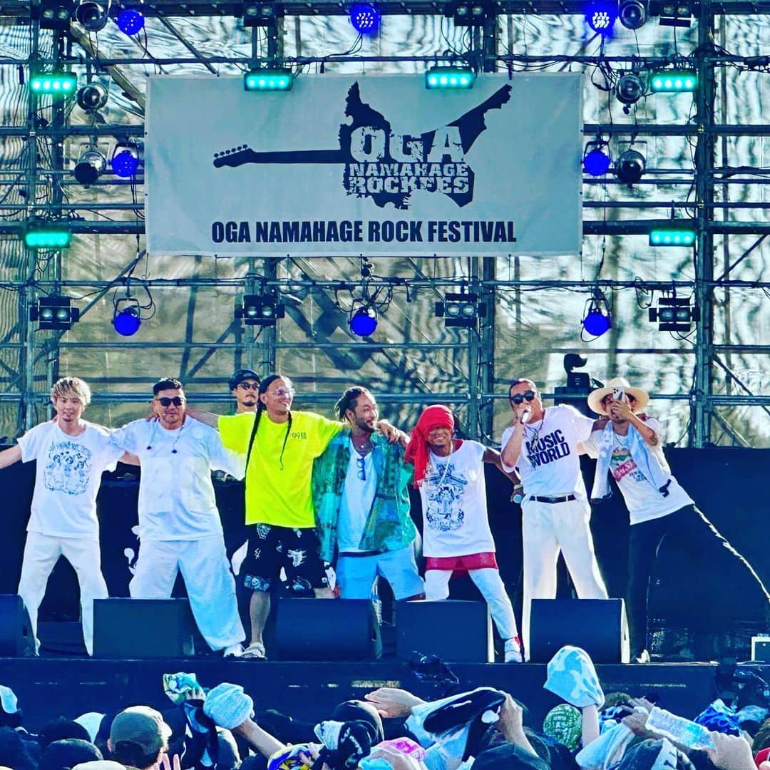 若旦那のインスタグラム：「湘南乃風メジャーデビュー20周年の記念日。 ここまで沢山の仲間に愛されてなんとかやってこれました。  こうやってフェスではステージ脇から飛び出てくれて肩を組んでくれる同時代を生きているアーティストとそして、目の前にいるお客さんといると、生きてる実感がします。  育ててくれた事務所とレコード会社、共に歩んでくれるみんな、そしてメンバー。  また、バカやって生きてきましょ！」