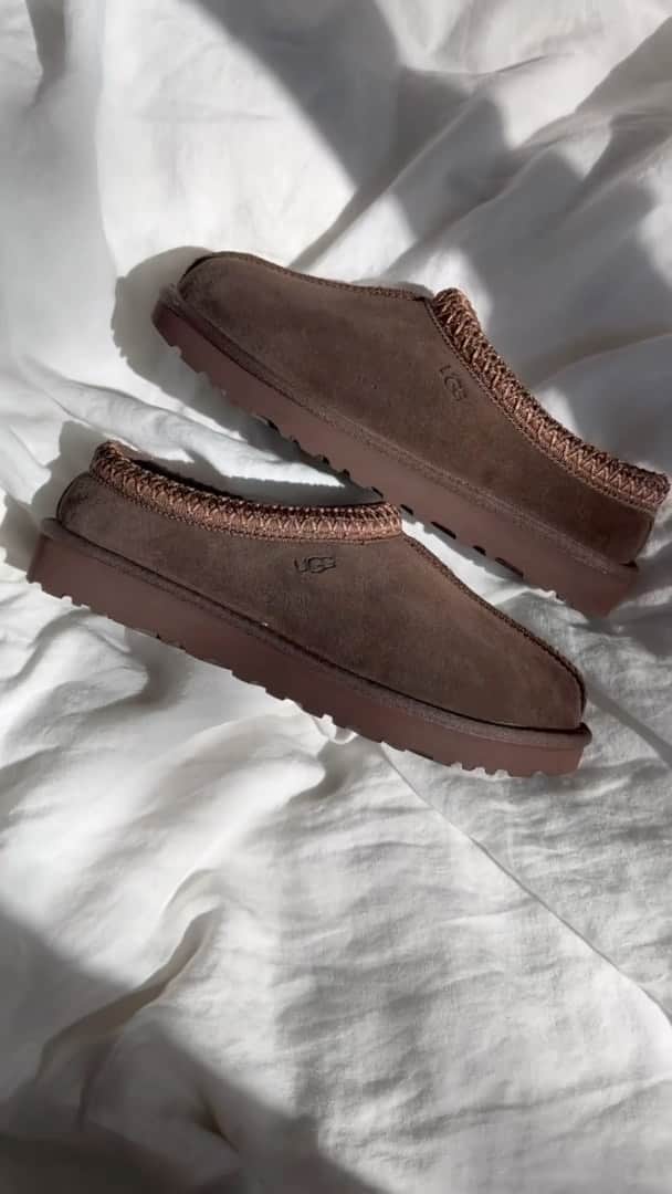 アグのインスタグラム：「Two words: Burnt Cedar.  Shop your new fave colorway of the Tasman on UGG.com US only.   #UGG #FeelsLikeUGG #NewArrivals #UGGTasman」
