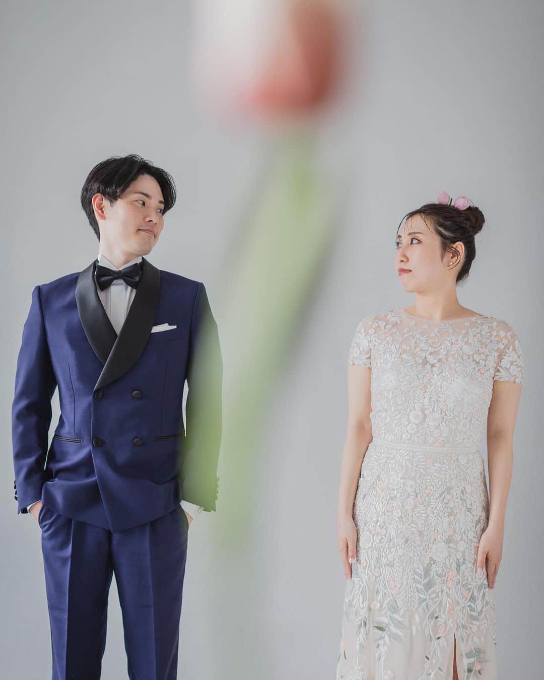 のインスタグラム：「新婦さんからのリクエストチューリップ🌷を使った撮影  撮影直前まで生花のチューリップ🌷が 手に入るかわからなかったのでアートも用意して 頂きました　@sakurakoflower  　 ドレスに合わせたらカラーで 可愛いく撮影できてよかった☺️  sakurakoさんはリクエスト＋で セレクトしてくれるので 私もルミさんも、当日届くお花を見ながら 可愛いを作っていきます  #youarumiwedding  #前撮り #結婚式 #ウェディングドレス #ウェディングフォト #フォトウェディング」