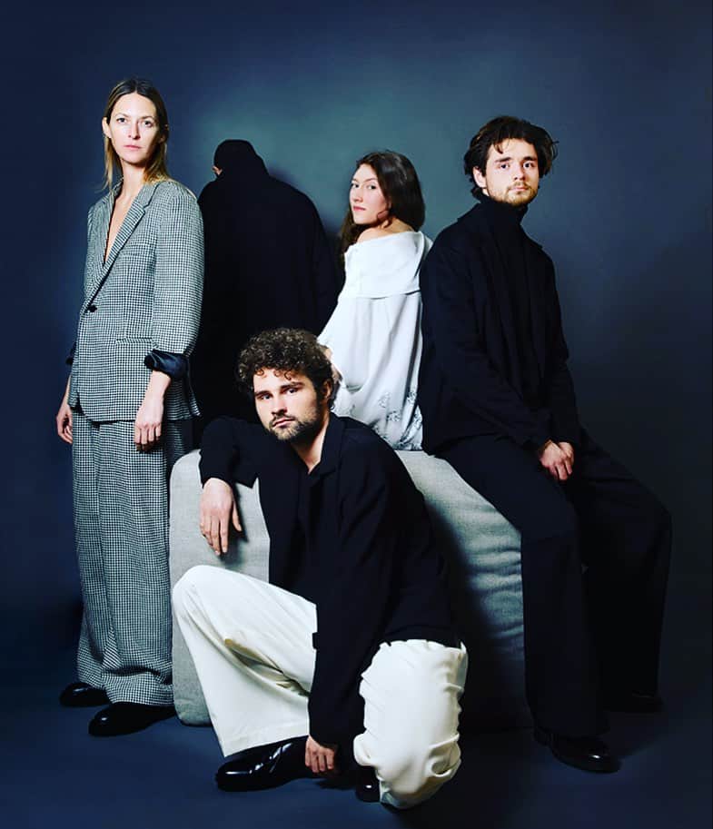 ジャンポールノットのインスタグラム：「Fall 2023 is in store   Photography Cici Olsson  Model Anais Alice Milos and Roman   #familypictures #fall2023 #belgiumisdesign #belgiumfashion #madeinbelgium #ciciolssonphotography」