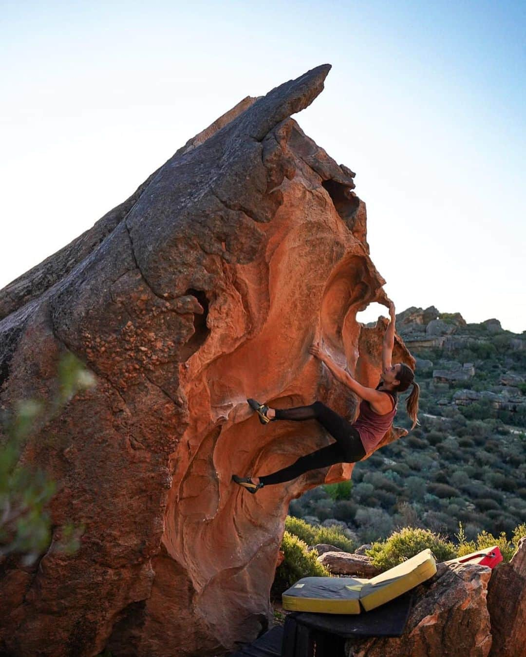 レベッカ・ストッツさんのインスタグラム写真 - (レベッカ・ストッツInstagram)「South Africa 🫶🏼  #southafrica #rocklandsbouldering #bouldering #capetown #capeofgoodhope   @baechlibergsport @scarpaspa」7月30日 2時47分 - rebekka_stotz