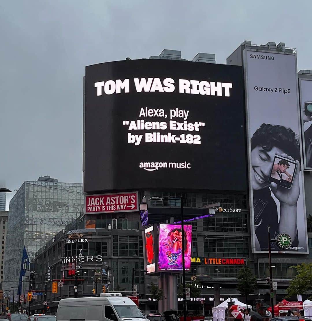 トム・デロングのインスタグラム：「Haha! Thank you @amazonmusiccan for the shout-out in Toronto 🤘🏼🤘🏼🤘🏼」
