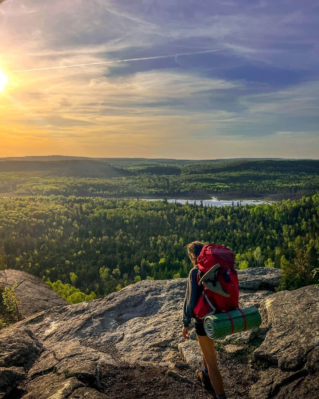 オスプレーのインスタグラム：「Happiness is a good view and a great pack.   📷 @the___edge  #OspreyPacks | Featuring the Atmos/Aura AG Series」
