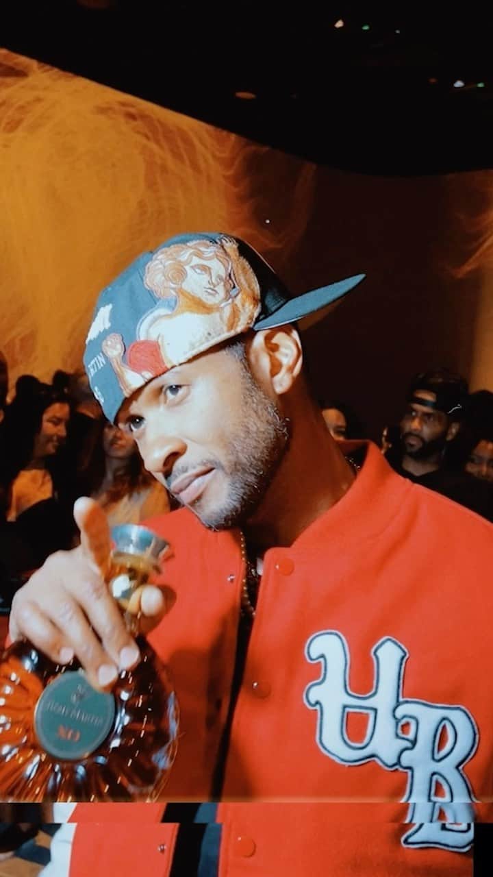 アッシャーのインスタグラム：「Life is a Melody’s 4 On The Floor event series is in full swing…where the worlds of music, movement, and cognac come together through skating.   @remymartinus and I rolled up to our first event in Las Vegas and it featured exclusive merch by designer @jonstannyc and curated Rémy Martin 1738 & XO cocktails.  Where do U think we’re heading next?   #LifeIsAMelody #TeamUpForExcellence」