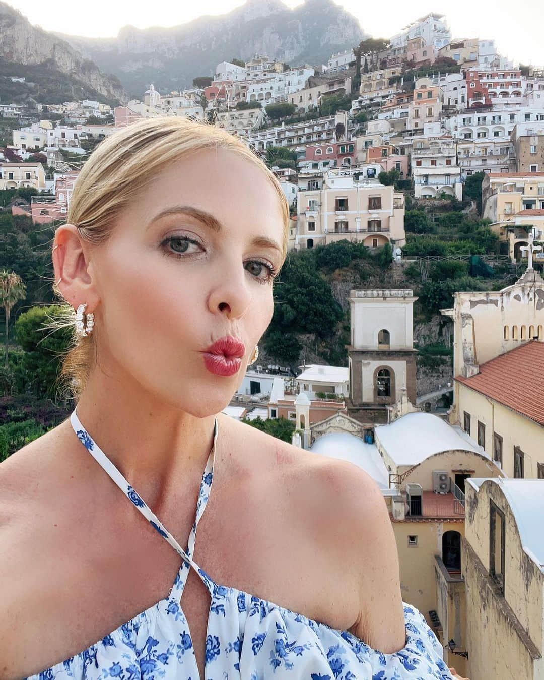 サラ・ミシェル・ゲラーのインスタグラム：「Kisses from #Positano and the balcony of our newest location. Again thank you to @gildakoralflora for introducing me to @elitevillas.it  I am overwhelmed by the beauty of this house and it’s perfect location (and my kids are thrilled to have their own bedrooms) I truly feel like I’m living #ladolcevita」