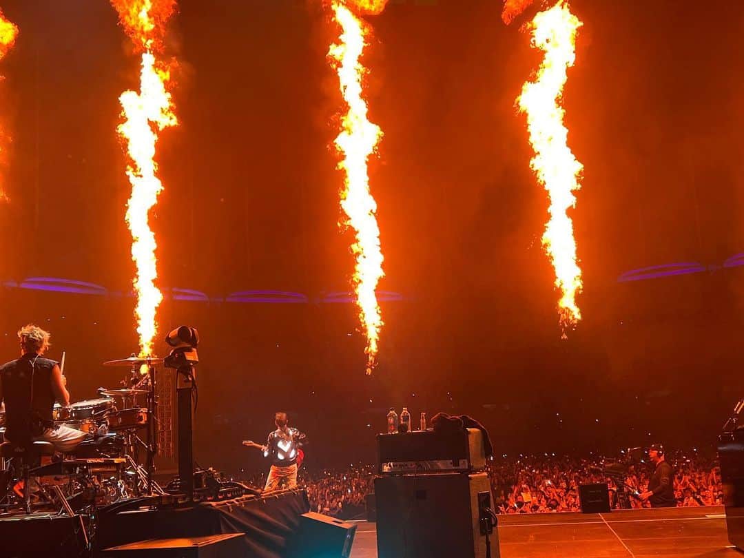 MUSEさんのインスタグラム写真 - (MUSEInstagram)「Thanks Kuala Lumpur for an amazing last show of the summer, we love you! ❤️ 🔥 🥵 📸 @bitton」7月30日 3時18分 - muse