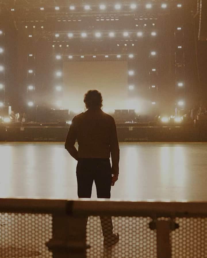 アシュトン・アーウィンのインスタグラム：「A 5SOS Spectacular.  @ryanfleming capturing some reflection time at front of house. watching our lighting guru Tess make the stage dance to the beat of the band.」