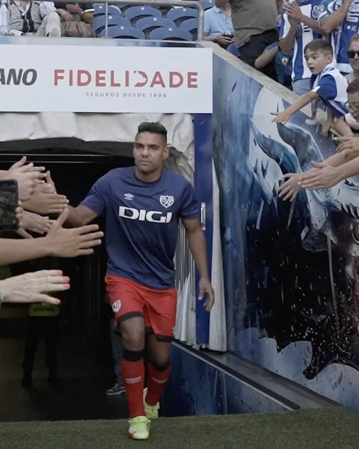 ラダメル・ファルカオのインスタグラム：「Obrigado pelas memórias. Esta será sempre a tua casa. Sê bem vindo, @falcao ! Dragão para sempre 💙  #ImortaisPorDireito」