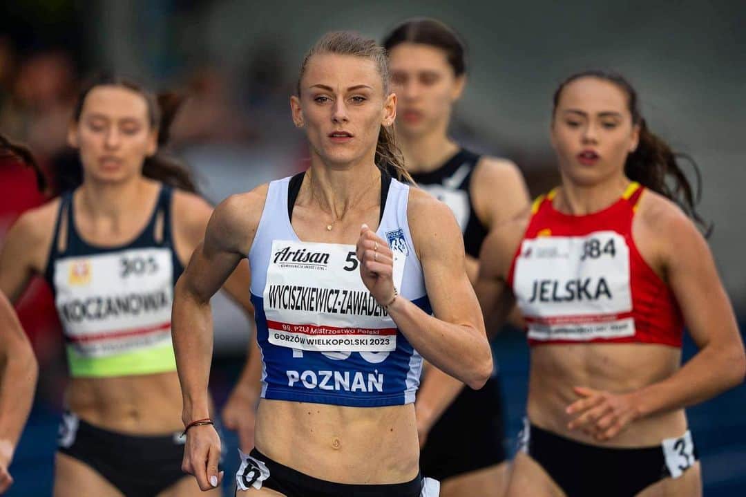 Patrycja WYCISZKIEWICZのインスタグラム：「Słodkie te Mistrzostwa @99mpla_gorzow23 , z lekkim posmakiem goryczki. Dziś PB na 800m, ale 4 miejsce. Z jednej strony radość z 4 trudnych biegów, z drugiej niedosyt. Ale to dobrze, jest sportowy głód. Nie zwalniam i jadę dalej na horyzoncie @wabudapest23 i kilka startów indywidualnych w 2 części sezonu ♥️ #loveit #workout #run #athletics  Trenerze @jacekkostrzeba gratuluje worka medali 🥇🥈🥉」