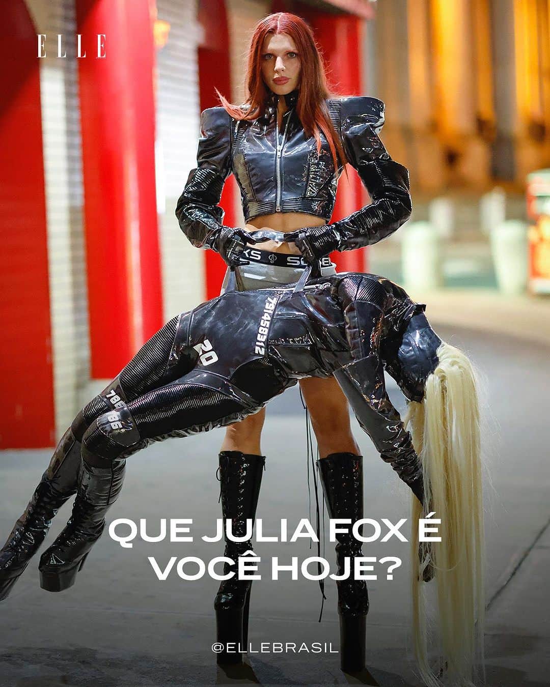 ELLE Brasilのインスタグラム：「Garantindo fãs ou haters, fato é que os looks de Julia Fox nunca passam despercebidos. Aproveitamos para selecionar os visuais mais inusitados da atriz, que é capa da nossa #ELLEView este mês, para perguntar: que Julia Fox é você hoje?」