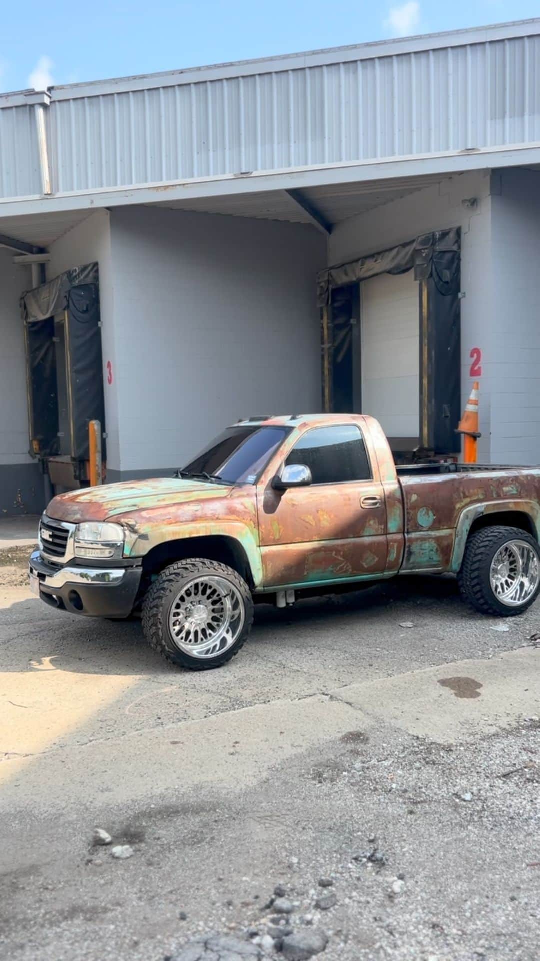 Truck Hubのインスタグラム：「Shorty Duramax 😤 (clip from .stevenm via TT)」
