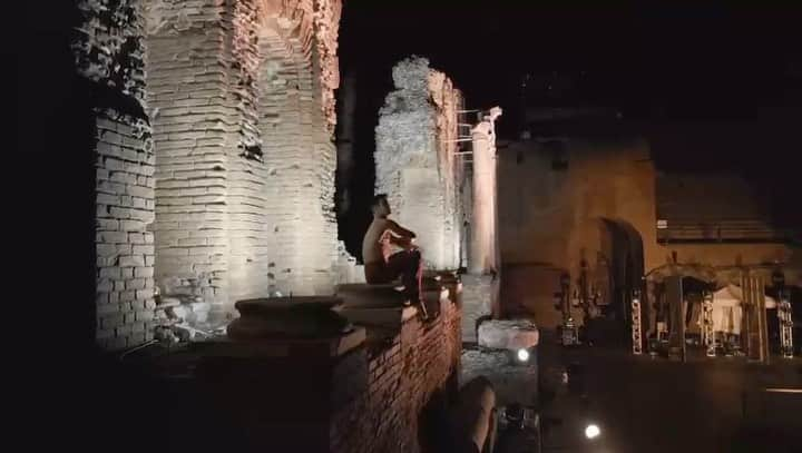 ロベルト・ボッレのインスタグラム：「In the amazing Greek Theatre of Taormina!  Tonight is our last show before summer break. Let’s have fun ❤️  #robertobolleandfriends #bolletour2023 @officialrobertobolle  📸 @dancersdiary  Nella magnificenza del Teatro Greco di Taormina! Ultimo spettacolo prima della pausa estiva 😎」