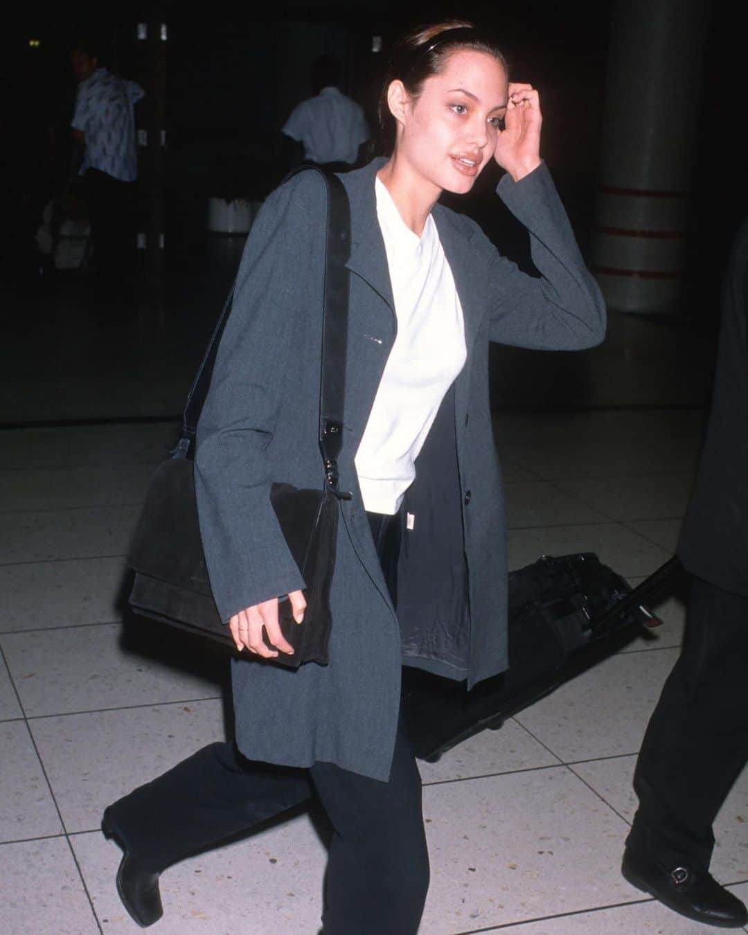Vogueさんのインスタグラム写真 - (VogueInstagram)「Nowadays, airport style is all about comfort, and rightly so, but there was once a day when flying was a chance to get dressed up— especially for your favorite stars. For stars like the Beckhams, @badgalriri, @cindycrawford, and beyond, the airport has always been an opportunity to showcase their personal style. Nothing epitomized glamour like descending the stairs of a plane in a fabulous outfit.   Tap the link in our bio for all the best airport looks through the decades.」7月30日 4時05分 - voguemagazine
