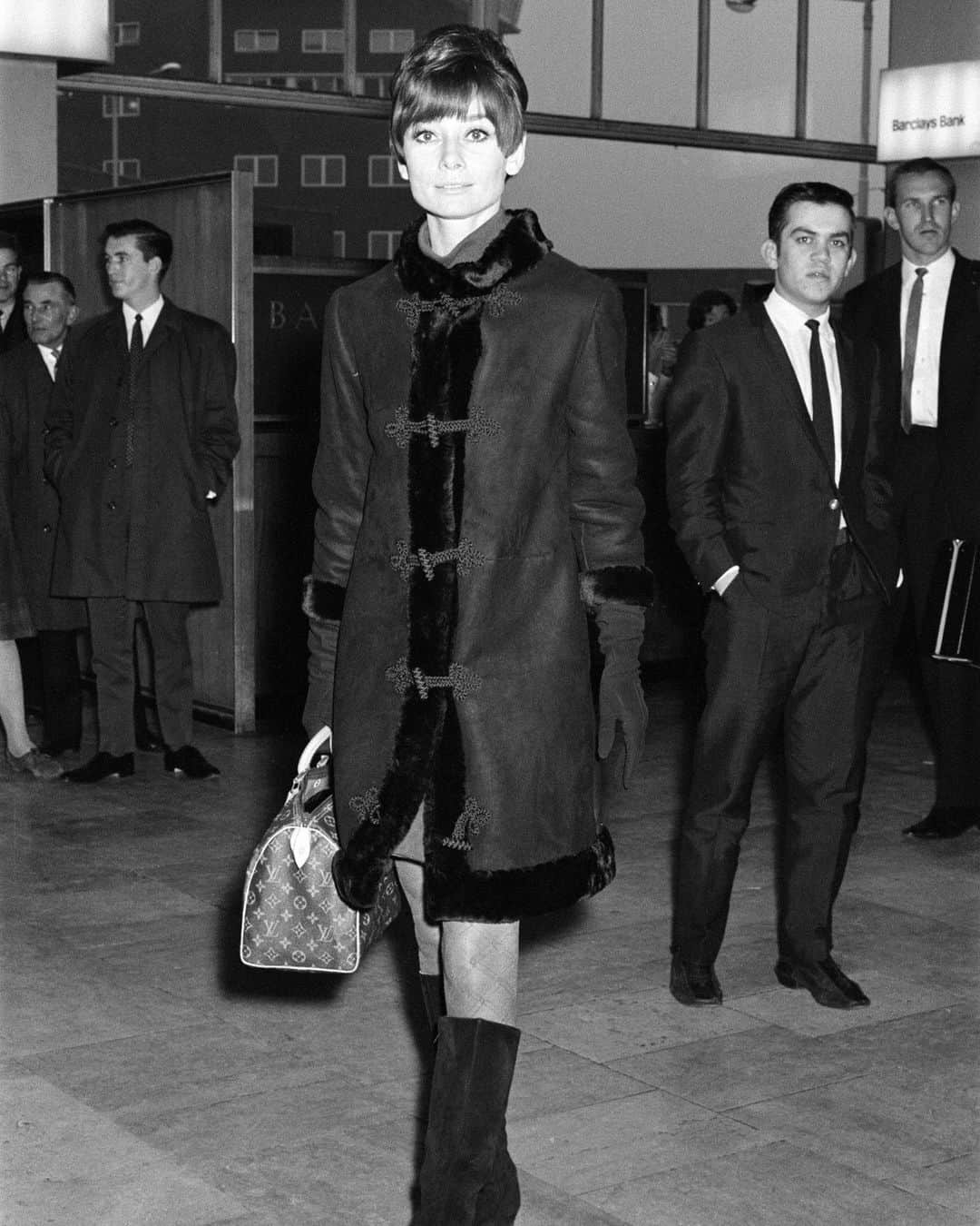 Vogueさんのインスタグラム写真 - (VogueInstagram)「Nowadays, airport style is all about comfort, and rightly so, but there was once a day when flying was a chance to get dressed up— especially for your favorite stars. For stars like the Beckhams, @badgalriri, @cindycrawford, and beyond, the airport has always been an opportunity to showcase their personal style. Nothing epitomized glamour like descending the stairs of a plane in a fabulous outfit.   Tap the link in our bio for all the best airport looks through the decades.」7月30日 4時05分 - voguemagazine