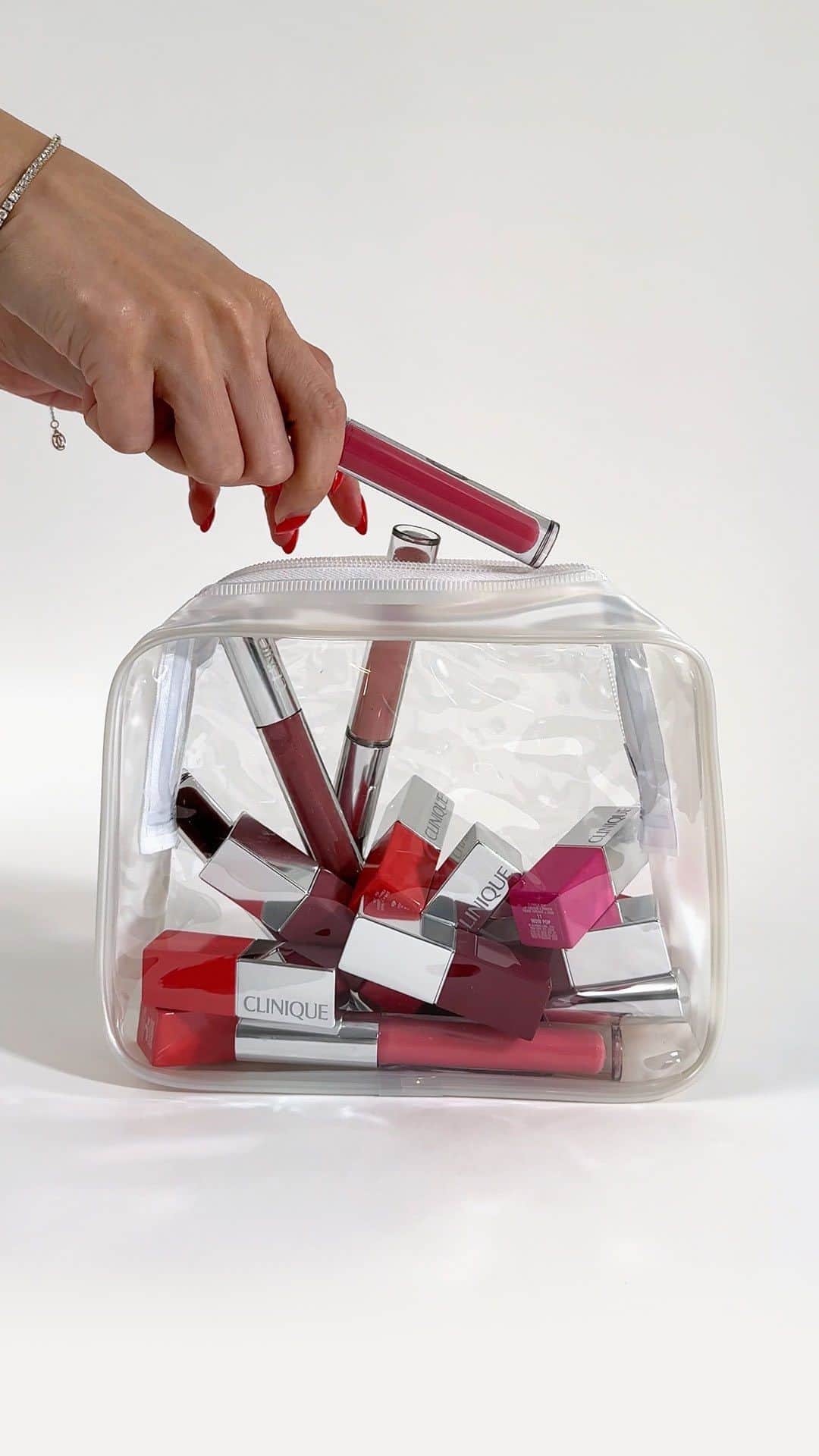 のインスタグラム：「Fifteen 👏 dollar 👏 lip 👏 products 👏  Let’s get straight to the point: all lip products are $15 on our US site through 7/30.  #NationalLipstickDay #lipstick #lipgloss」