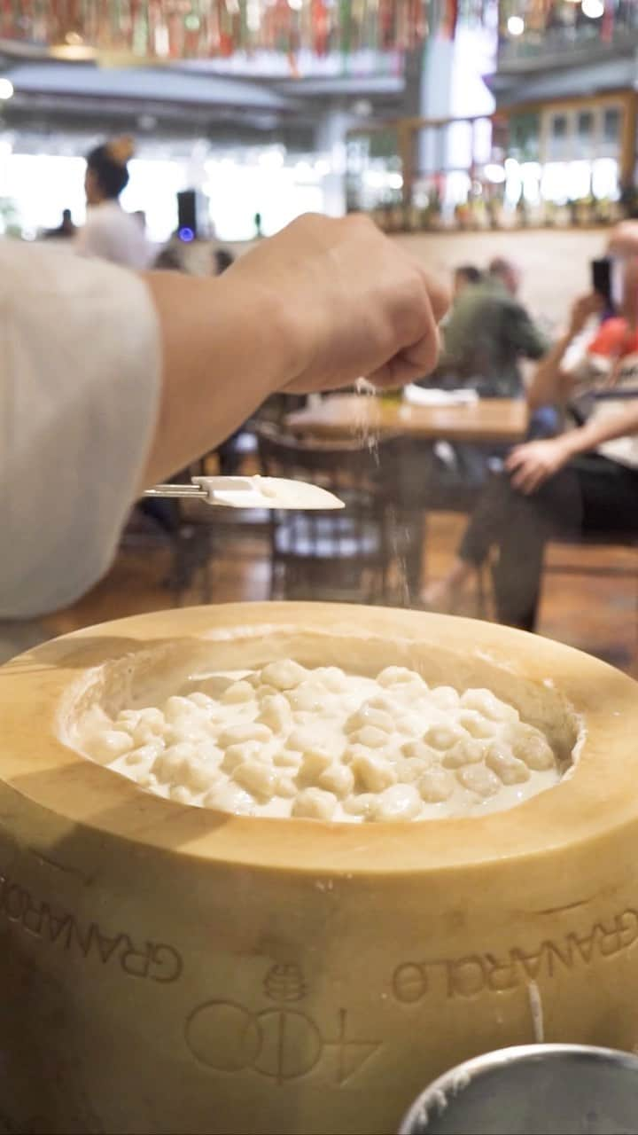 Eataly Brasilのインスタグラム：「Prato do dia: gnocchi com toques de muita música! 🎶  Assim como manda a tradizione, todo dia 29 celebramos o Gnocchi della Fortuna. E para deixar a sua refeição ainda mais animada, neste sábado, teremos durante os períodos de almoço e jantar na Trattoria, uma banda veramente italiana como acompanhamento. Confira o menu:   ❣️Gnocchi feito na forma de Grana Padano ao molho Panna (creme de leite) por R$ 52*. Adicione trufa ralada por R$ 18 a grama e/ou uma taça de vinho por R$ 30.   Que tal garantir a sorte 🤑 para o próximo mês? Ti aspettiamo!   *Válido apenas no restaurante Trattoria.   #eataly #eatalybr #eatalysp #eatalybrasil #italy #italianfood #gnocchi #gnocchidafortuna #granapadano #food #foodlovers」