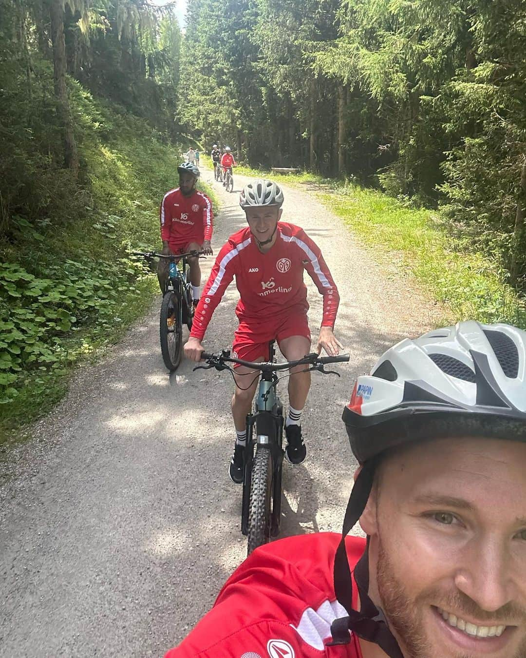 シルヴァン・ヴィドマーのインスタグラム：「Some fun activities on recovery day 😎 @1fsvmainz05 #recovery #sile #biking」