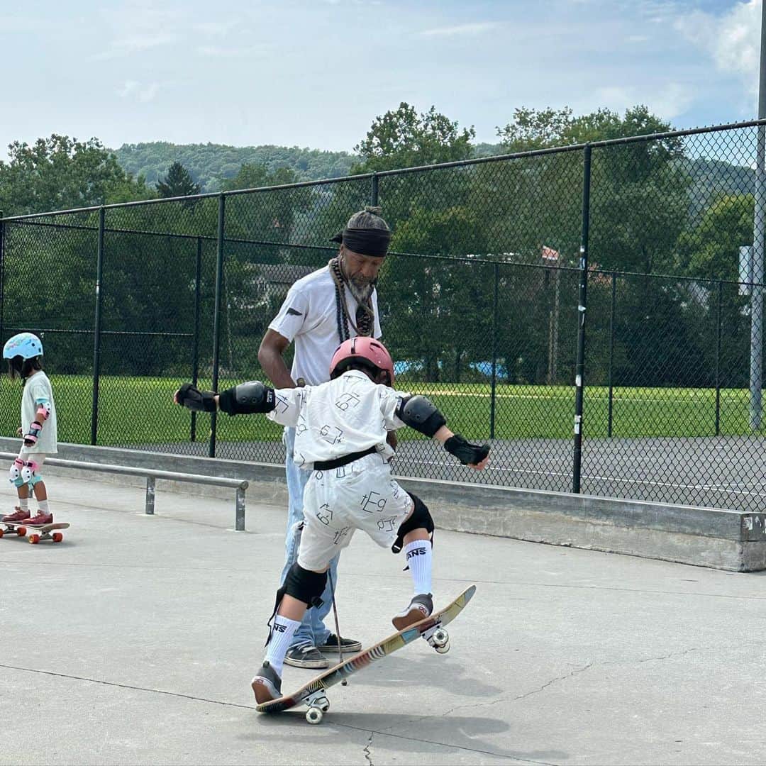 栗原友さんのインスタグラム写真 - (栗原友Instagram)「ハドソン川のほとりにある公園でthe godfather of skateboarding ジャマール先生にスケボー教えてもらったよ。とても良い経験‼️」7月30日 4時11分 - kuri__tomo