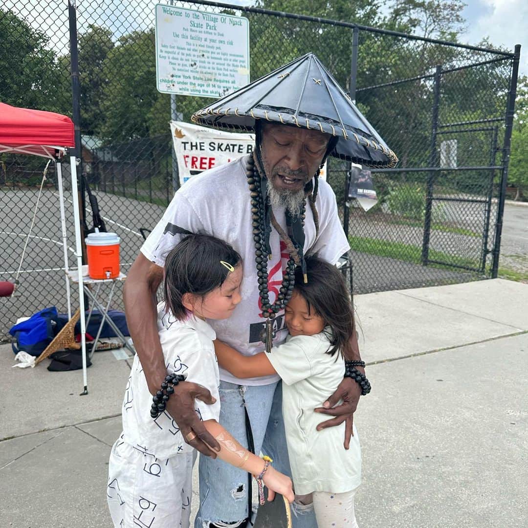 栗原友さんのインスタグラム写真 - (栗原友Instagram)「ハドソン川のほとりにある公園でthe godfather of skateboarding ジャマール先生にスケボー教えてもらったよ。とても良い経験‼️」7月30日 4時11分 - kuri__tomo