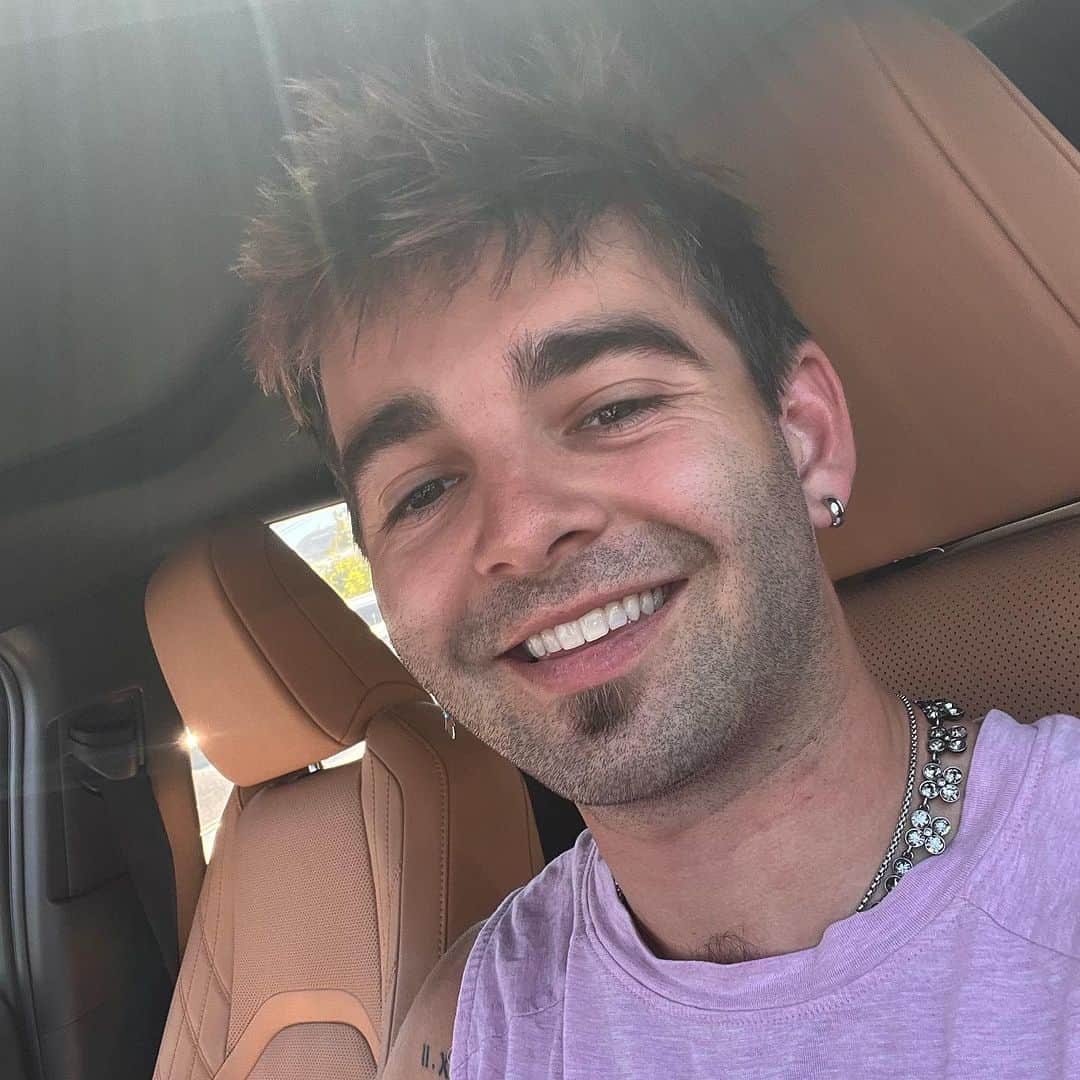 ジャック・グリフォーのインスタグラム：「Playing songs at the Mint on Monday night! La, pull up with your smile 😄」