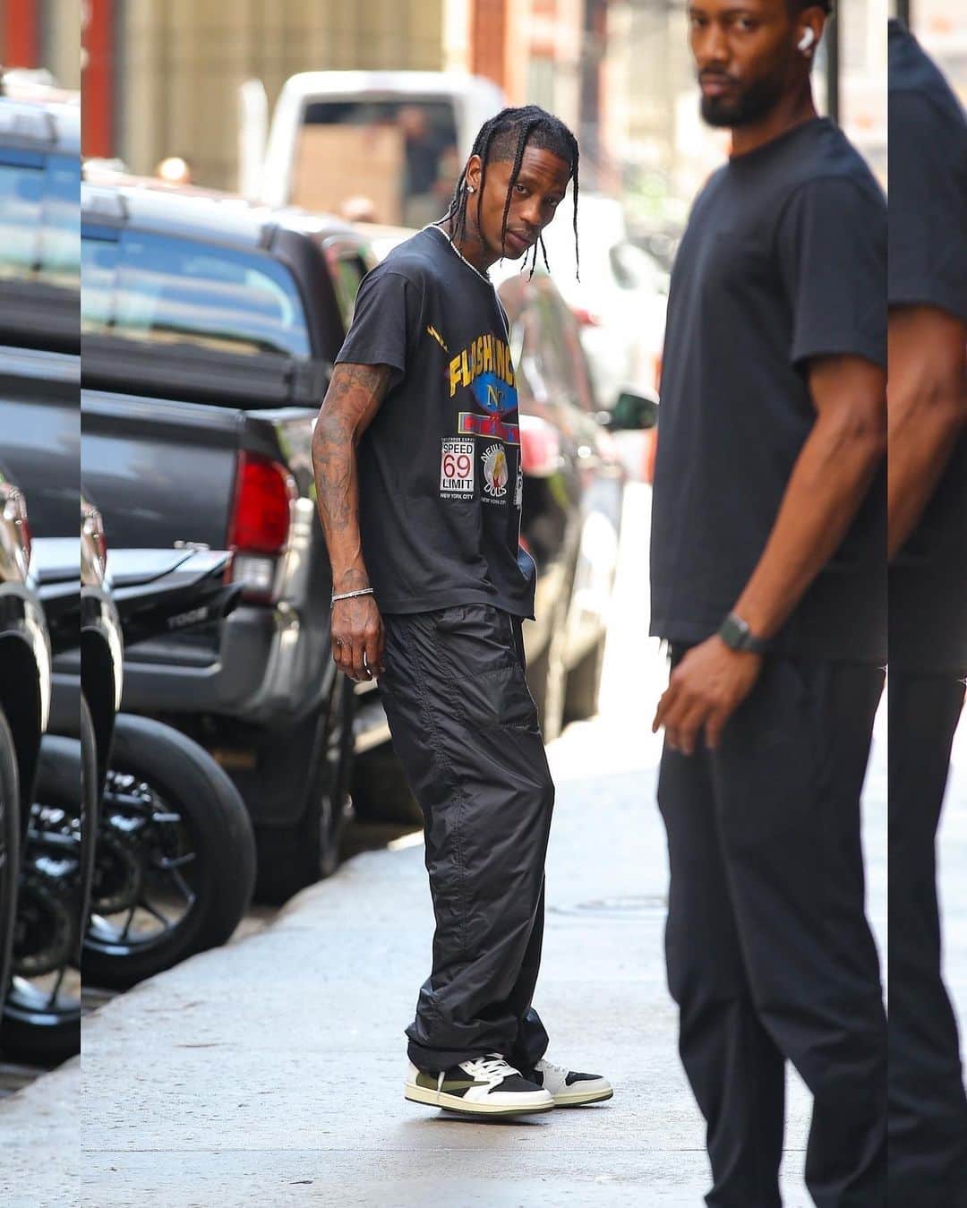 Just Jaredさんのインスタグラム写真 - (Just JaredInstagram)「Travis Scott spent a day in New York City amid the release of his new album #Utopia. Check out all the pictures at JustJared.com. #TravisScott Photos: Backgrid」7月30日 4時26分 - justjared