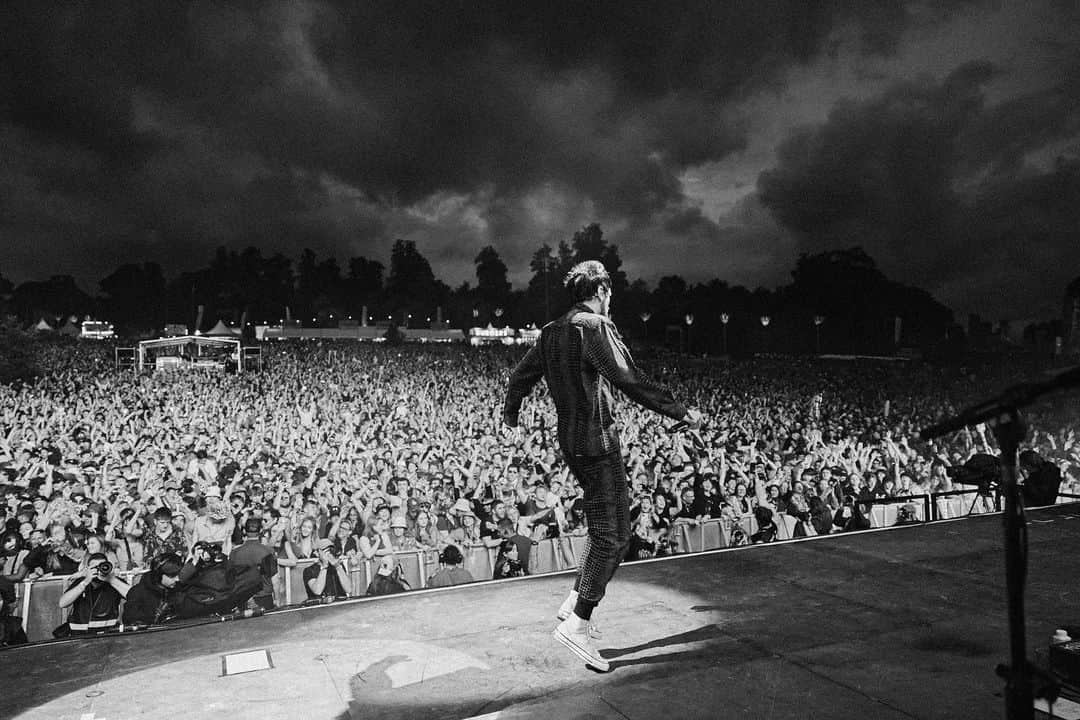 カサビアンさんのインスタグラム写真 - (カサビアンInstagram)「Kendal calling to the faraway towns!! That was special, minty fresh. Love to everyone who embraced the shoulders, until we meet again ❤️❤️❤️ @kendalcalling   @ynotfestival HERE WE, HERE WE, HERE WE … you know the rest 🔊🔊🔊🔊 . . . 📸: @neil_bedford」7月30日 4時22分 - kasabianofficial