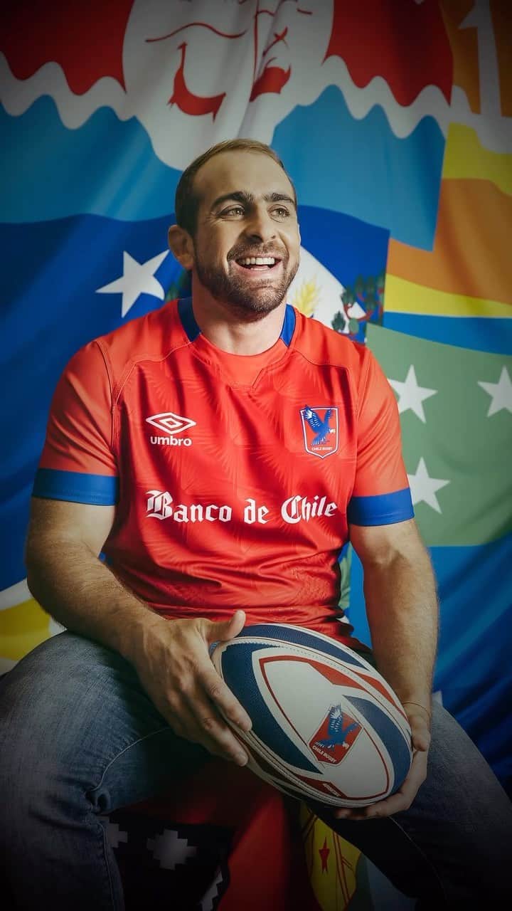 UMBROのインスタグラム：「Es día de partido 🏉🇨🇱.   ¡Muestra tu apoyo a @condores.rugby!   Sube una selfie con tu nueva camiseta 2023 y puedes ganar un mensaje personalizado de los jugadores, solo para ti.   Para participar debes seguir los siguientes pasos:  -  Sube tu selfie con la camiseta a tu feed de Instagram -  Etiqueta a @umbro y @umbrochile -  Usa el hashtag #FromChileWithLove en tu post  El concurso empieza ahora y cierra la medianoche del 30 de julio. Nuestros 3 posts favoritos ganarán un mensaje en video de los jugadores, que se te enviará de la forma que elijas. Revisa las bases en el link de la bio.  Disponible ahora en umbrochile.cl 👕 Las camisetas oficiales Home & Alternative vienen con un regalo para ti ✉️.  Un nuevo equipo para un evento histórico.  #Umbro #FromChileWithLove」