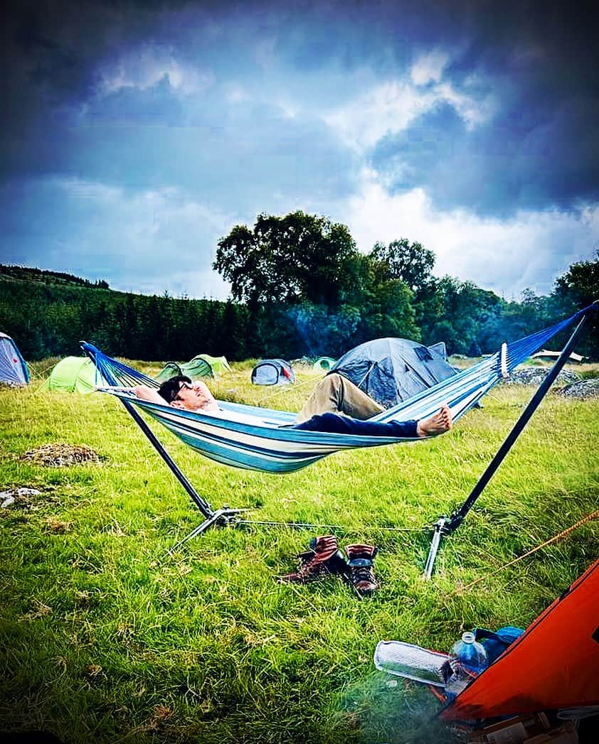 オーエン・マッケンのインスタグラム：「This is an advert for camping with a hammock」