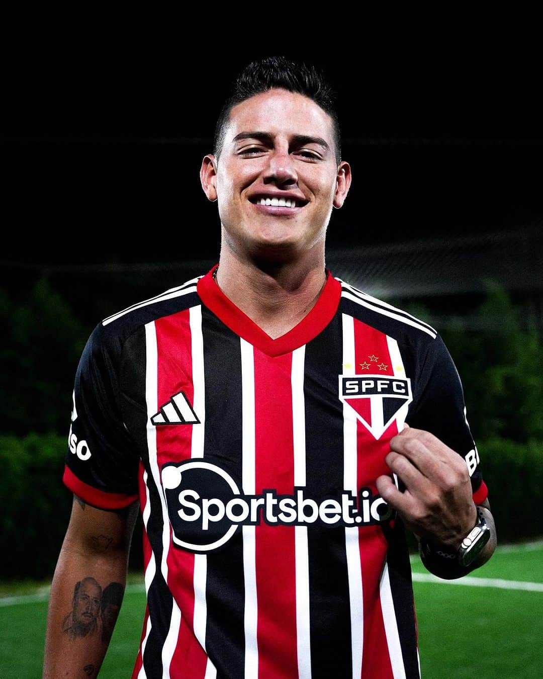 ハメス・ロドリゲスさんのインスタグラム写真 - (ハメス・ロドリゲスInstagram)「Agora sou tricolor 🔴⚪️⚫️」7月30日 4時52分 - jamesrodriguez10