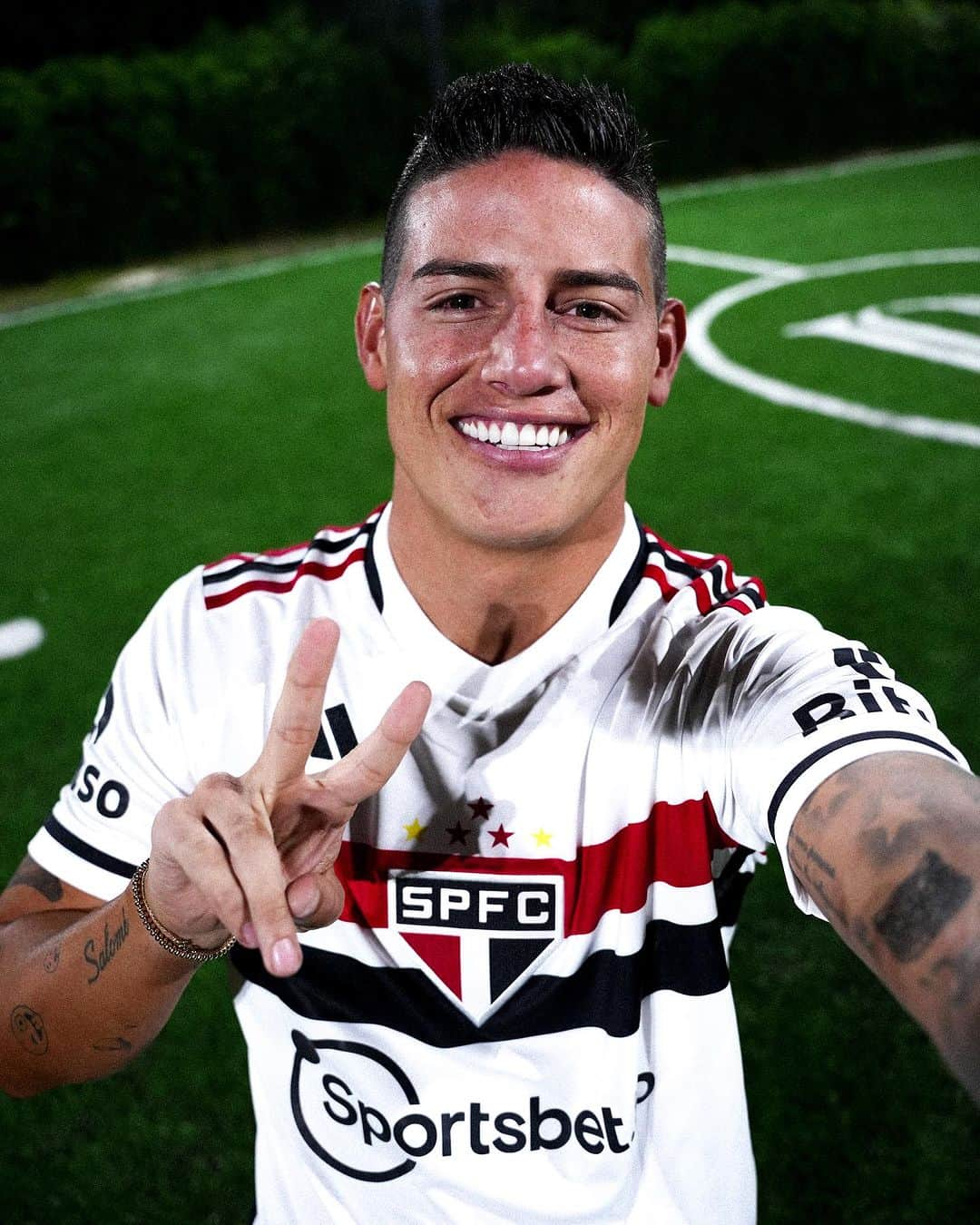 ハメス・ロドリゲスさんのインスタグラム写真 - (ハメス・ロドリゲスInstagram)「Agora sou tricolor 🔴⚪️⚫️」7月30日 4時52分 - jamesrodriguez10