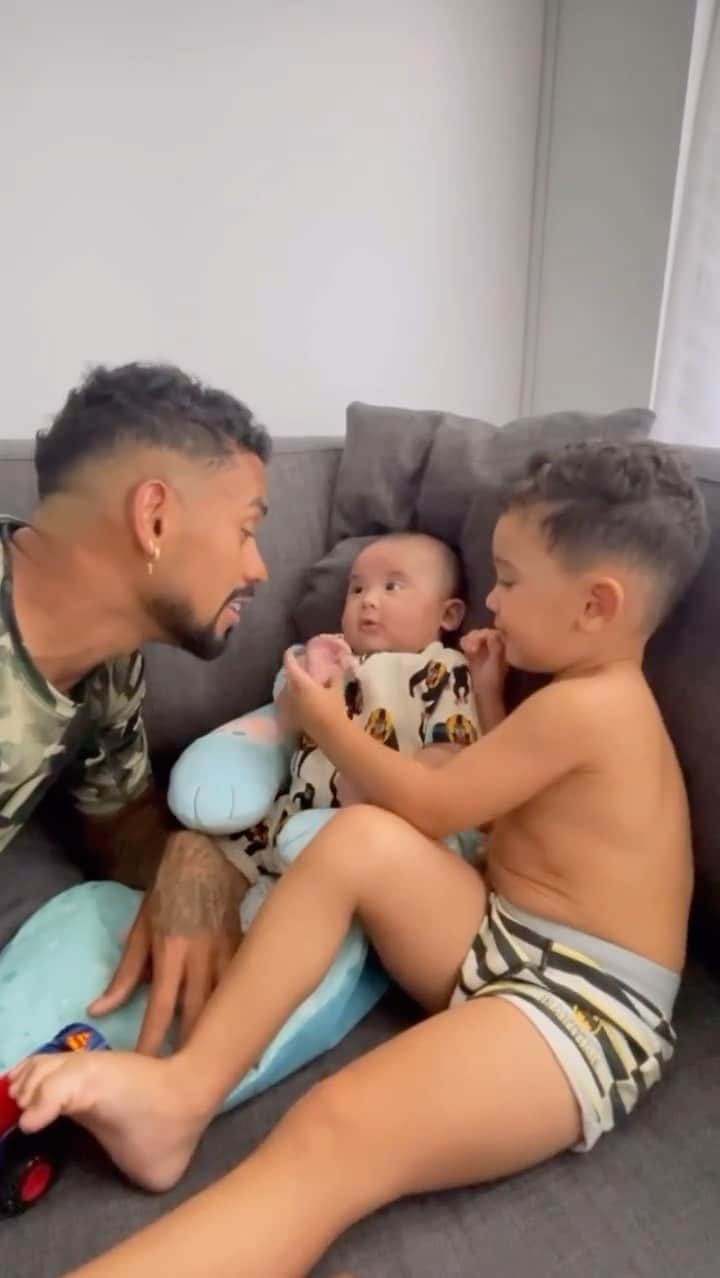 のインスタグラム：「Melhor do que AMAR um filho .. É AMAR dois ♥️🙌🏿🙏🏿」