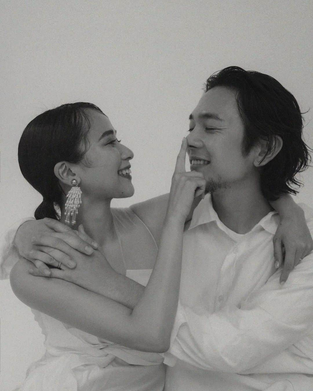 上杉圭哉のインスタグラム：「結婚して2年が経ちました。 て事でこの1年間で好きな写真を振り返り集🤓  1年目は正直、沢山喧嘩して 沢山話し合うことが多かったね。 それだけ夫婦として向き合う時間が多かった分、しんどい時のことの方が多かったかも？😮  この2年目は結婚1年生に向き合ってきた分 お互いの性格を理解し合えたのか、不思議とぶつかる事は少なくなったね🥹  結婚式の準備も大変だったけど2人で協力し合いながら進められ最高の時間を過ごせて 改めて『この人が僕の奥さんでよかったな』と感じていました🤓  いつも純粋な気持ちでぶつかってくれて  昔より断然今の方がきれいになっていて  時間に追われ、毎日KAT-TUNのリアルフェイス 状態なところ （ギリギリでいつも生きていきたいから）  親身になって相談に乗ってくれて  友達かのようにふざけ合えて  そして、いつも最高の笑顔を見せてくれて  こんな人が自分の隣にいて幸せダナ  いつもありがとう🥹 結婚3年目もよろしくね🫡 #夫婦#結婚記念日#ギリギリは #ちょっとなおしてほしいけど？ #最後の盛れない具合が#ちょうど良い」