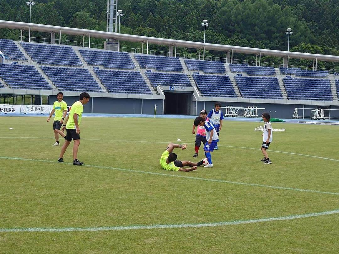 坪井慶介さんのインスタグラム写真 - (坪井慶介Instagram)「明治安田生命「MYサッカー教室in青森」に参加しました！！ 青森はかなりの暑さでしたが、子供達は元気いっぱい！！ コーチさとし 佐藤聡さん コーチたむ（カレーパン） @tamura_naoya23  コーチあお（昭和歌謡） @jun_aoyama_show_wa  コーチおにぎり🍙 コーチ陣も子供達に負けないように、頑張りましたー‼️‼️ 最後は、コーチチームvs高学年のゲーム！！しっかり、大人気なく勝ちました‼️  #明治安田生命  #サッカー教室  #サッカーキョウシツボイ  #佐藤聡 さん #田村直也  #青山隼  #ナイスコーチング  #オトコツボイ  #今日もしっかり  #スライディング  #スライディングボイ  #大人気ない大人  #全力中年  #関係者の皆様ありがとうございました」7月30日 15時49分 - keisuke_tsuboi0916