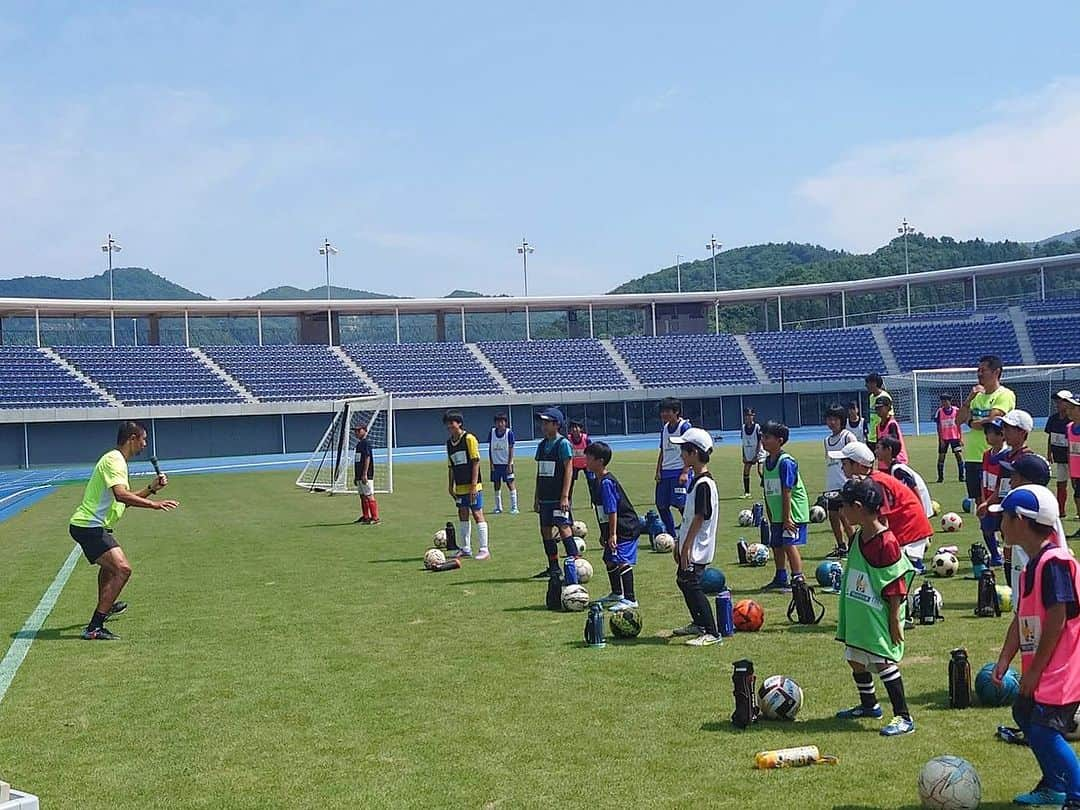 坪井慶介さんのインスタグラム写真 - (坪井慶介Instagram)「明治安田生命「MYサッカー教室in青森」に参加しました！！ 青森はかなりの暑さでしたが、子供達は元気いっぱい！！ コーチさとし 佐藤聡さん コーチたむ（カレーパン） @tamura_naoya23  コーチあお（昭和歌謡） @jun_aoyama_show_wa  コーチおにぎり🍙 コーチ陣も子供達に負けないように、頑張りましたー‼️‼️ 最後は、コーチチームvs高学年のゲーム！！しっかり、大人気なく勝ちました‼️  #明治安田生命  #サッカー教室  #サッカーキョウシツボイ  #佐藤聡 さん #田村直也  #青山隼  #ナイスコーチング  #オトコツボイ  #今日もしっかり  #スライディング  #スライディングボイ  #大人気ない大人  #全力中年  #関係者の皆様ありがとうございました」7月30日 15時49分 - keisuke_tsuboi0916