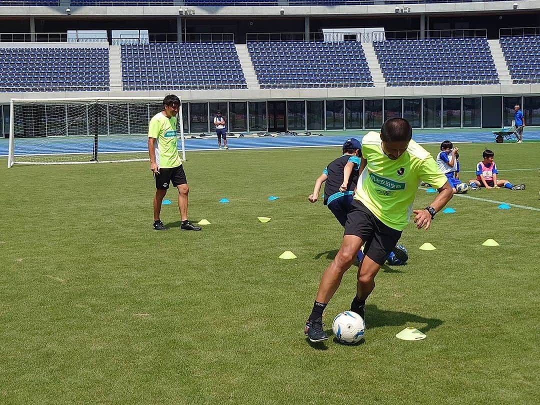 坪井慶介さんのインスタグラム写真 - (坪井慶介Instagram)「明治安田生命「MYサッカー教室in青森」に参加しました！！ 青森はかなりの暑さでしたが、子供達は元気いっぱい！！ コーチさとし 佐藤聡さん コーチたむ（カレーパン） @tamura_naoya23  コーチあお（昭和歌謡） @jun_aoyama_show_wa  コーチおにぎり🍙 コーチ陣も子供達に負けないように、頑張りましたー‼️‼️ 最後は、コーチチームvs高学年のゲーム！！しっかり、大人気なく勝ちました‼️  #明治安田生命  #サッカー教室  #サッカーキョウシツボイ  #佐藤聡 さん #田村直也  #青山隼  #ナイスコーチング  #オトコツボイ  #今日もしっかり  #スライディング  #スライディングボイ  #大人気ない大人  #全力中年  #関係者の皆様ありがとうございました」7月30日 15時49分 - keisuke_tsuboi0916