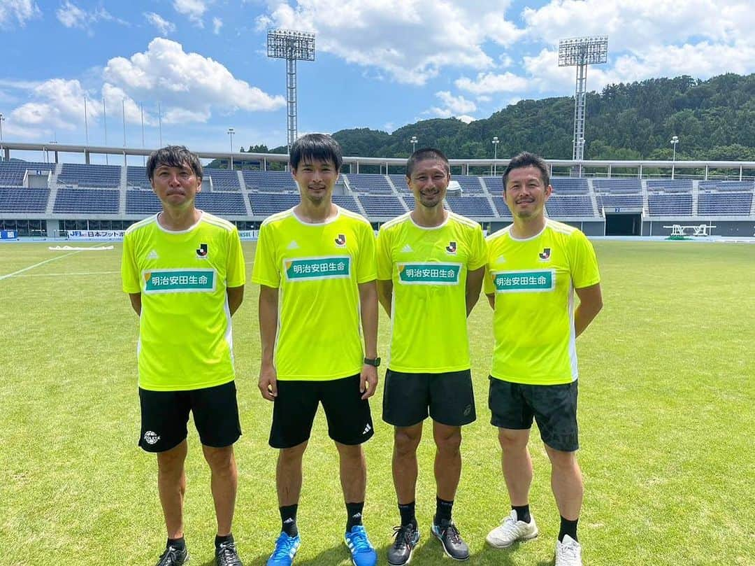 坪井慶介のインスタグラム：「明治安田生命「MYサッカー教室in青森」に参加しました！！ 青森はかなりの暑さでしたが、子供達は元気いっぱい！！ コーチさとし 佐藤聡さん コーチたむ（カレーパン） @tamura_naoya23  コーチあお（昭和歌謡） @jun_aoyama_show_wa  コーチおにぎり🍙 コーチ陣も子供達に負けないように、頑張りましたー‼️‼️ 最後は、コーチチームvs高学年のゲーム！！しっかり、大人気なく勝ちました‼️  #明治安田生命  #サッカー教室  #サッカーキョウシツボイ  #佐藤聡 さん #田村直也  #青山隼  #ナイスコーチング  #オトコツボイ  #今日もしっかり  #スライディング  #スライディングボイ  #大人気ない大人  #全力中年  #関係者の皆様ありがとうございました」