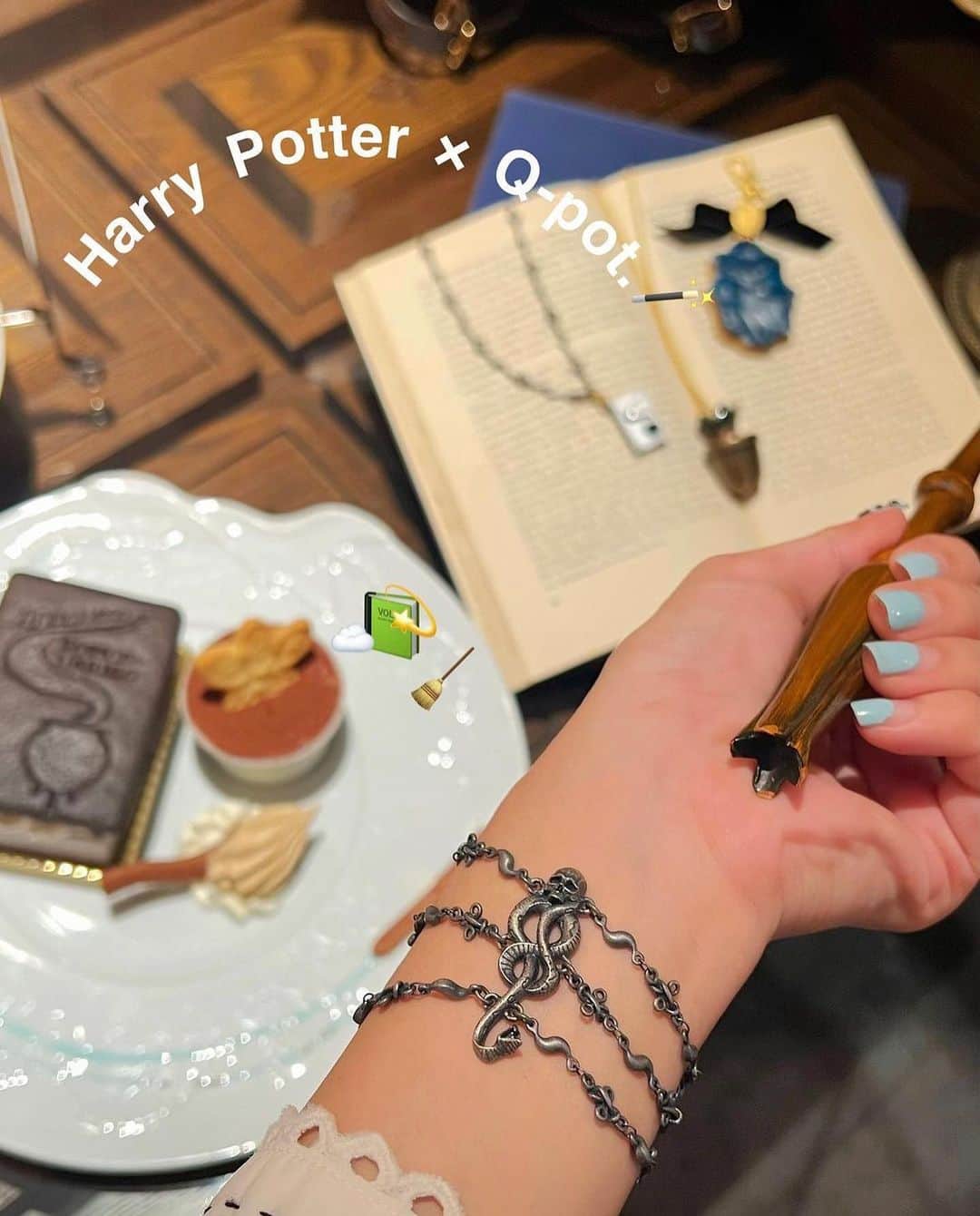 中島奈津希のインスタグラム：「🐍🪄🍰【Q-pot. × 中島姉妹】 ⁡ ⁡ ⁡ ⁡ 7/4(火)〜9/5(火)期間限定コラボメニュー ＂Harry Potter ＂ ⁡ ⁡ #Qpot (@qpot_official )さんのアイテムに続き ハリー・ポッター好きにはたまならい メニューになってるよ🍰💫🪄 ⁡ ⁡ ⁡ ⁡ ⁡ の前に！ 1枚目で付けてるブレスレットは、 Q-pot.の＂闇の印＂シリーズ💀🐍 ⁡ これ！みんな好きなやつだよね！！！！笑 ブレスレットの他にも、 ネックレスやピアス、チャームもあったよ！ 他にも紹介しきれないぐらいたくさんのアクセサリーがあったのでぜひサイトを見てみてね💀 ⁡ ⁡ ⁡ ⁡ ⁡ ⁡ ⁡ ⁡ ⁡ Q-pot CAFE.(@qpotcafe_official )メニューの中でも テンション上がった ・Sorting Hat Cake Plate ⁡ 組分け帽によって4つの寮に振り分けられる🍰🌈 グリフィンドールはラズベリームース スリザリンは抹茶ムース、 ハッフルパフはマンゴームース、 レイブンクローはブルーベリームース。 ⁡ どの寮になるかはカットしてからのお楽しみ🫢🍰 私がどの寮になったかは⚫️枚目の動画を見てね！ ⁡ ⁡ ・Hogwarts Houses Cream Soda 4寮をイメージしたクリームソーダもインパクト大だったよ🥤💚 スネイプ先生をイメージしたダークレモネードもあったのだけど、 深緑とパールパウダーで魅惑的なドリンクでした🫢 ⁡ ⁡ そして ・In Love Parfait (LOVE & Cassis Rose) 見た目はもちろん ラズベリーの甘酸っぱさがまたいい🩷 ペロリと食べちゃいました！ ⁡ ⁡ ・Hogwarts Lesson Plate 「魔法薬学の教科書」がサクサクのクッキーになってて ブラックココアのほろ苦クッキーとレアチーズの組み合わせがクセになる🤎🤍 チョコレートムースからマンドレイクを引っ張るときは鳴き声に注意を⚠️🙉笑 ⁡ ⁡ そしてそして！！ ・Hogwarts Afternoon Tea Set ⁡ ＂HAPPEE BIRTHDAE HARRY＂マカロンや 金のスニッチのマンゴームース、 入学許可証のクッキーなど ハリー・ポッターの世界をこれでもかと詰め込まれたアフタヌーンティー🫖 これもぜひ頼んでほしい🥹🤎🤎🤎 ⁡ ⁡ ⁡ ⁡ ⁡ はぁ、、フォルダ見返すだけで幸せ🥰🤎🤎 ⁡ ☁️☁️☁️☁️☁️☁️☁️☁️☁️☁️☁️☁️☁️ #Qpot #中島姉妹　 #harrypotter#ハリーポッター#qpotcafe」
