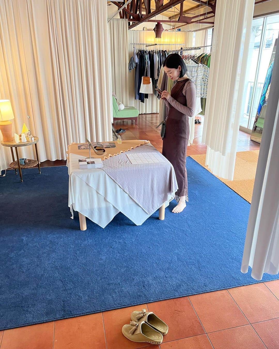 小谷実由のインスタグラム：「#omiyunoue もう懐かしくなっちゃってる写真。この空間に住みたいくらい大好きだったなあ、、🪐 受注販売期間は明日7/31まで。その後の販売はいまのところ予定はありません。この機会に是非ご検討いただけたら嬉しいです、、🌹🌹 @noue_design」