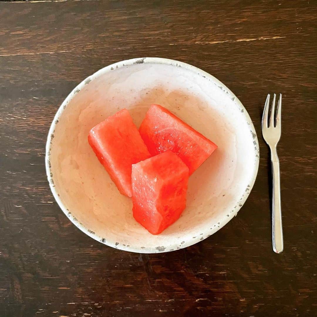 佐野史郎さんのインスタグラム写真 - (佐野史郎Instagram)「#お昼ごはん #冷や汁 #塩分控えめ にして #西瓜  でも、おかわりしてしまった😅  むか〜し、はじめて宮崎でひやっ汁食べた時、あまりの美味しさに驚いたっけ…😌」7月30日 14時21分 - sanovabitch