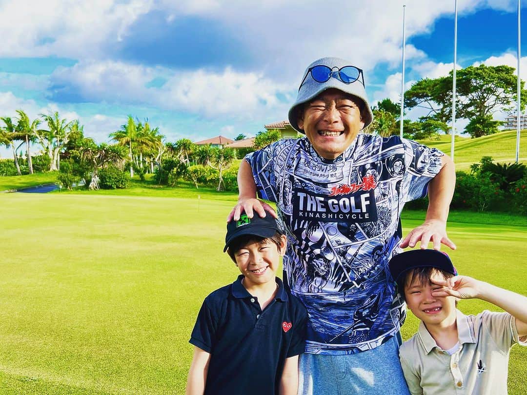 遠藤章造のインスタグラム：「まだまだ負けないぞー⛳️ でもいつか負けてもパパは嬉しいぞー❗️#遠藤章造#ココリコ#ゴルフ#家族#これからもよろしく」