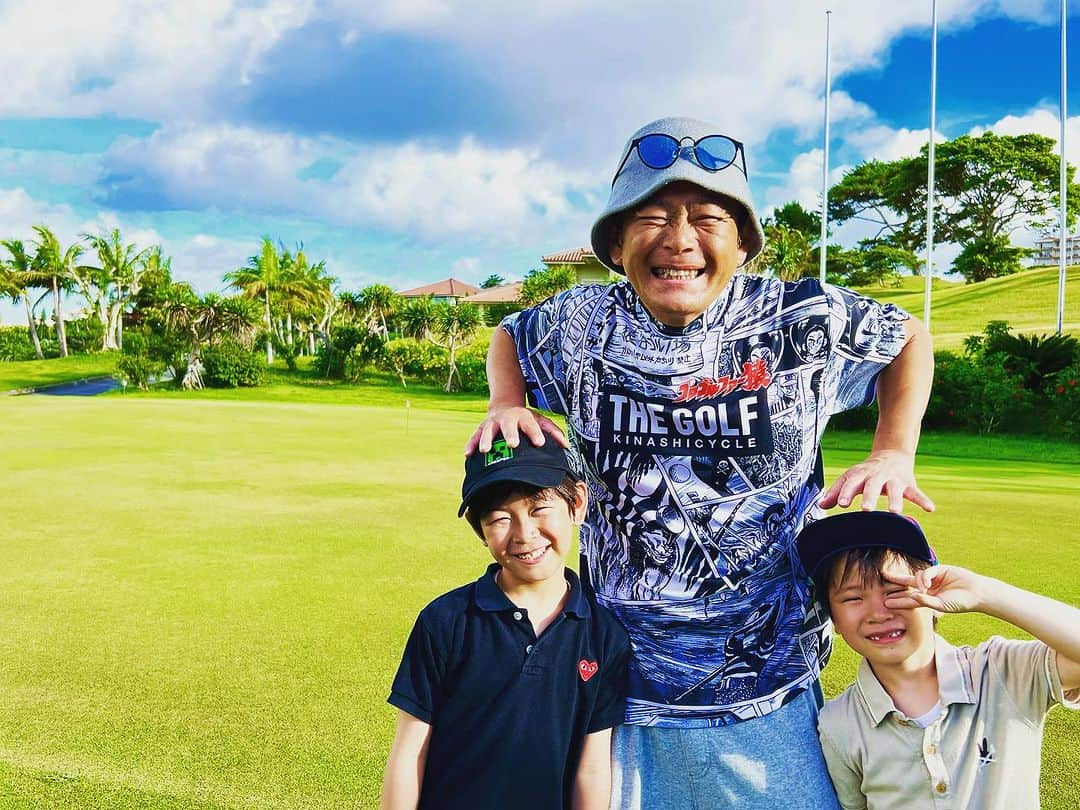 遠藤章造さんのインスタグラム写真 - (遠藤章造Instagram)「まだまだ負けないぞー⛳️ でもいつか負けてもパパは嬉しいぞー❗️#遠藤章造#ココリコ#ゴルフ#家族#これからもよろしく」7月30日 14時23分 - shozoen