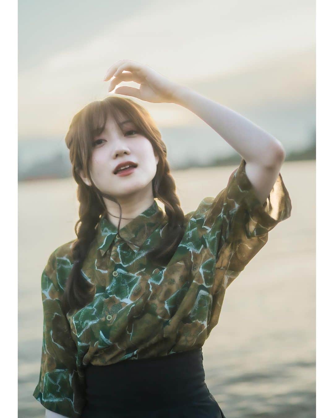 土山茜のインスタグラム：「海と金色の夕暮れ . #camera #sony #sonyalpha #sonya7iv #japanese #japan #photography #photo #mirrorless #portrait #portraitphotography #model #ポートレート #作品撮り #照片 #攝影 #拍攝 #寫真 #攝影日記 #人像攝影 #拍照 #人像摄影 #攝影日常 #フィルムライク #ノスタルジーな瞬間を　#エモい写真 #a7ⅳ #お写ん歩」