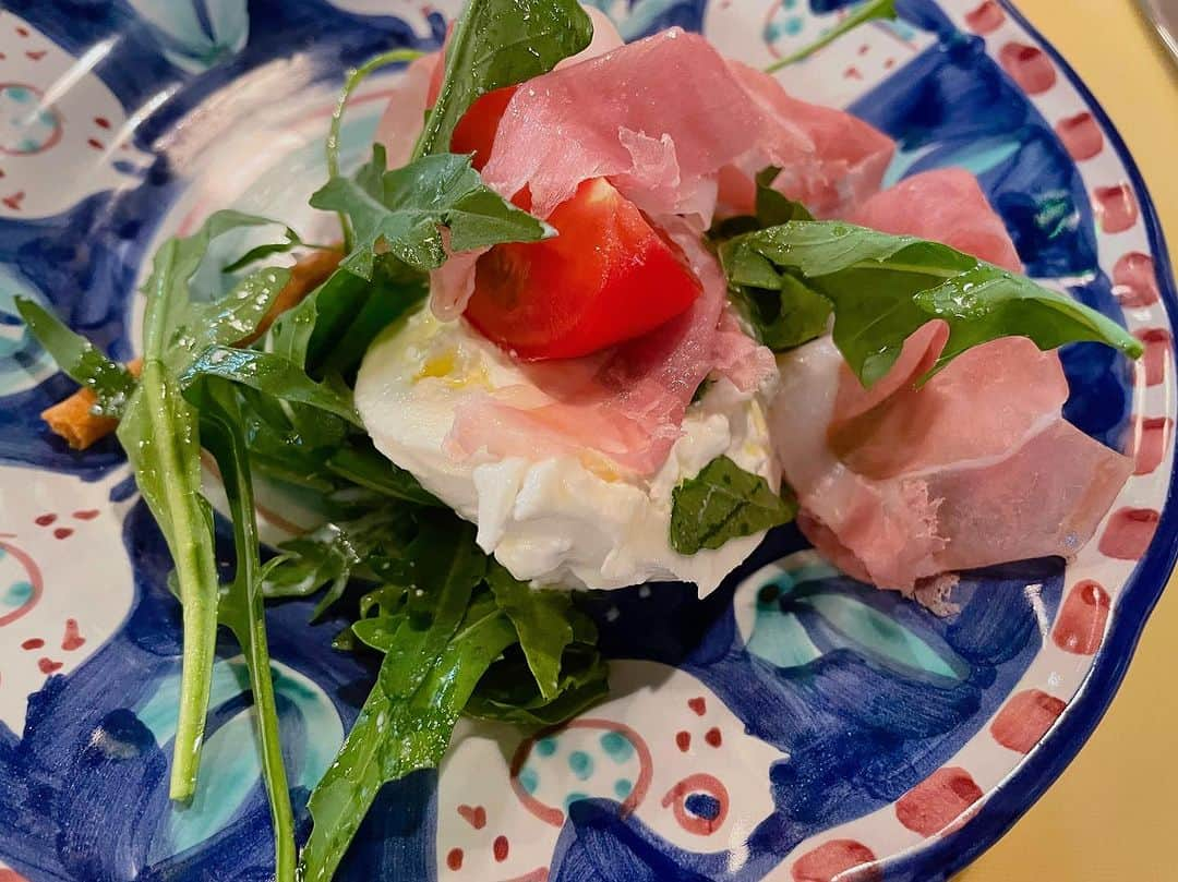 藤本恵理子さんのインスタグラム写真 - (藤本恵理子Instagram)「I highly recommend this Italian restaurant in Nishiazabu🇮🇹  西麻布の大好きなイタリアン🇮🇹 marie monti  土曜日はfamily dayで子供もwelcomeなので助かります。  ブラータチーズのカプレーゼとトリュフパスタは絶品です。 あと写真撮り忘れましたがお肉も。 (違うものにトライしたいと思いながら、あまりのおいしさに毎回同じものをたのんでしまう。)  #italian #italianfood #restaurant #tokyorestaurant #tokyogroumet #roppongi #nishiazabu #japan #foodie  #イタリアン　#レストラン　#六本木　#西麻布　#東京グルメ　#東京レストラン　#イタリアンレストラン」7月30日 14時24分 - eriko_fujimoto_0802